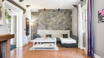 Een televisie, een open haard, een dvd-speler en een stereo