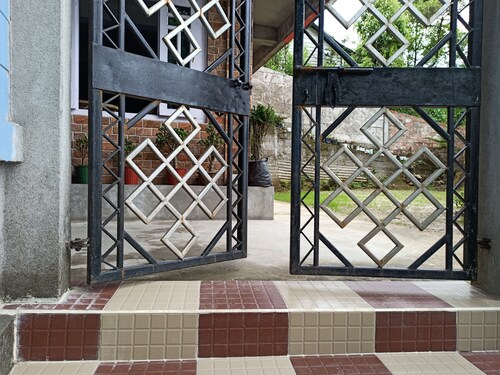 House with homestay  . world famous Flowers nursery and pine trees jungle