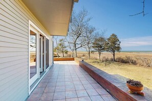 Terrace/patio - Great waterfront property with wildlife views & walking distance to beach! (Eastham)
