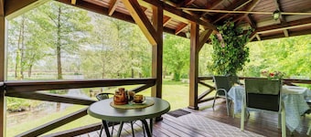 Beautiful private villa for 6 guests with terrace and pets allowed