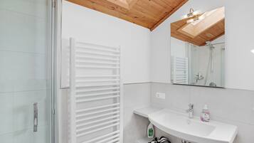 Douche, sĂšche-cheveux, serviettes fournies