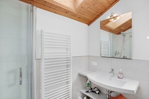 Douche, sèche-cheveux, serviettes fournies