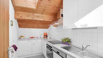 Frigorifero, forno, piano cottura, lavastoviglie