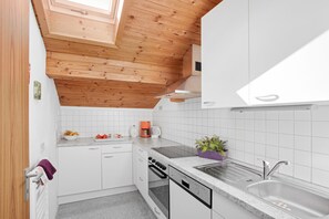 Een koelkast, een oven, een kookplaat, een vaatwasser