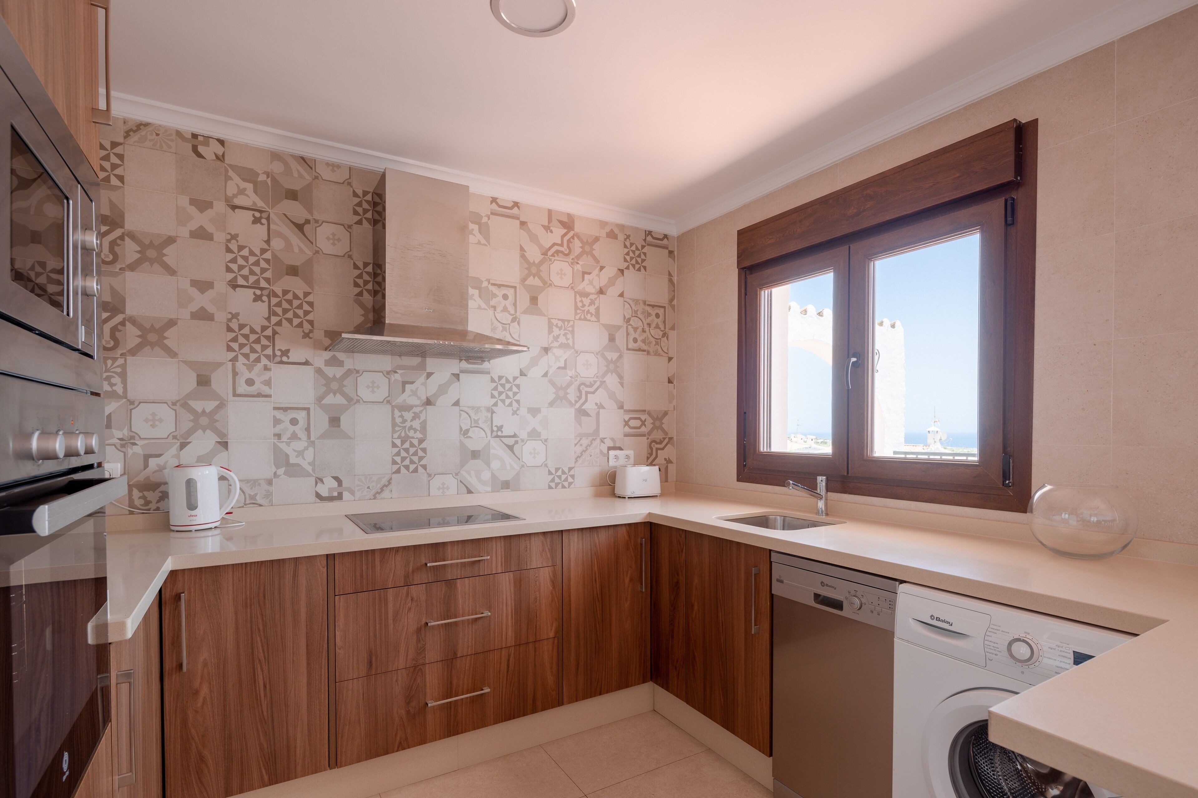 Kylskåp, mikrovågsugn, ugn och spishäll