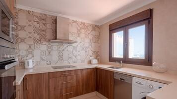 Kylskåp, mikrovågsugn, ugn och spishäll