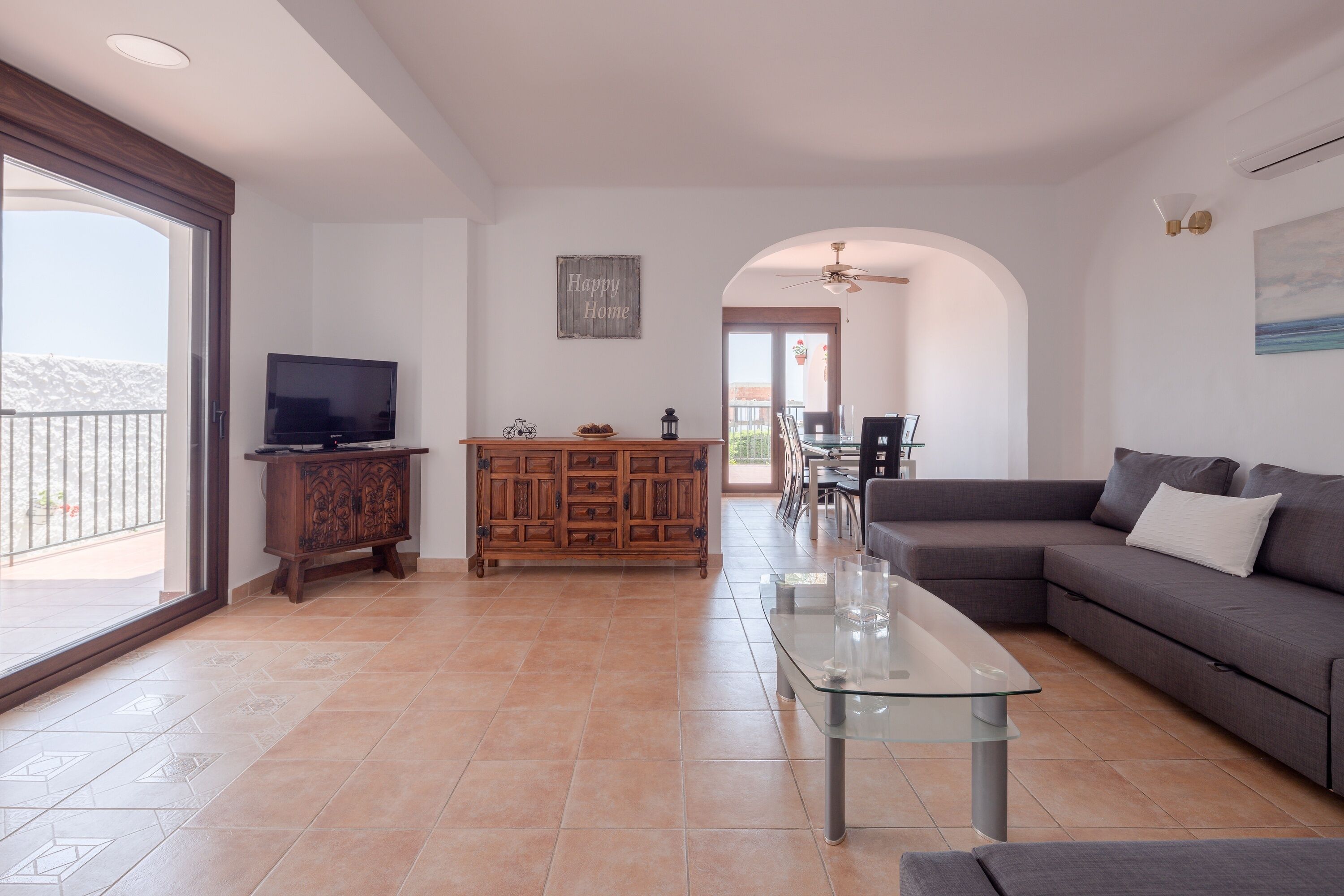 Una televisión, un reproductor estéreo