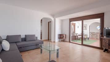 Een televisie en een stereo