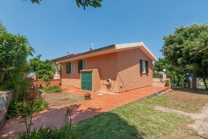 Exterior - Cosy Apartment “I Tigli 1” in Town Centre with Terrace & Garden; Parking Available (Capoliveri)