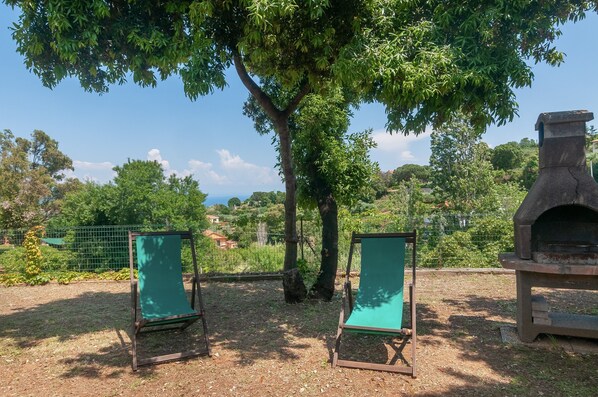 Property grounds - Cosy Apartment “I Tigli 1” in Town Centre with Terrace & Garden; Parking Available (Capoliveri)