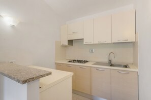 Frigorifero, piano cottura, macchina per tè/caffè, seggiolone