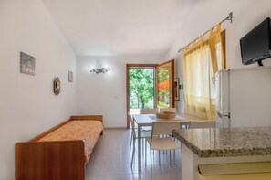 Dining - Cosy Apartment “I Tigli 1” in Town Centre with Terrace & Garden; Parking Available (Capoliveri)