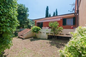 Property grounds - Cosy Apartment “I Tigli 1” in Town Centre with Terrace & Garden; Parking Available (Capoliveri)