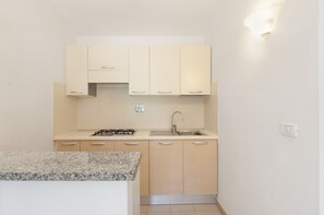 Fridge, stovetop, coffee/tea maker, high chair - Cosy Apartment “I Tigli 1” in Town Centre with Terrace & Garden; Parking Available (Capoliveri)