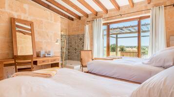 4 Schlafzimmer, BĂŒgeleisen/BĂŒgelbrett, kostenloses WLAN, BettwĂ€sche