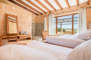 4 slaapkamers, een strijkplank/strijkijzer, gratis wifi, beddengoed