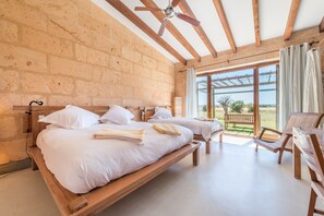 4 bedrooms, iron/ironing board, free WiFi, bed sheets