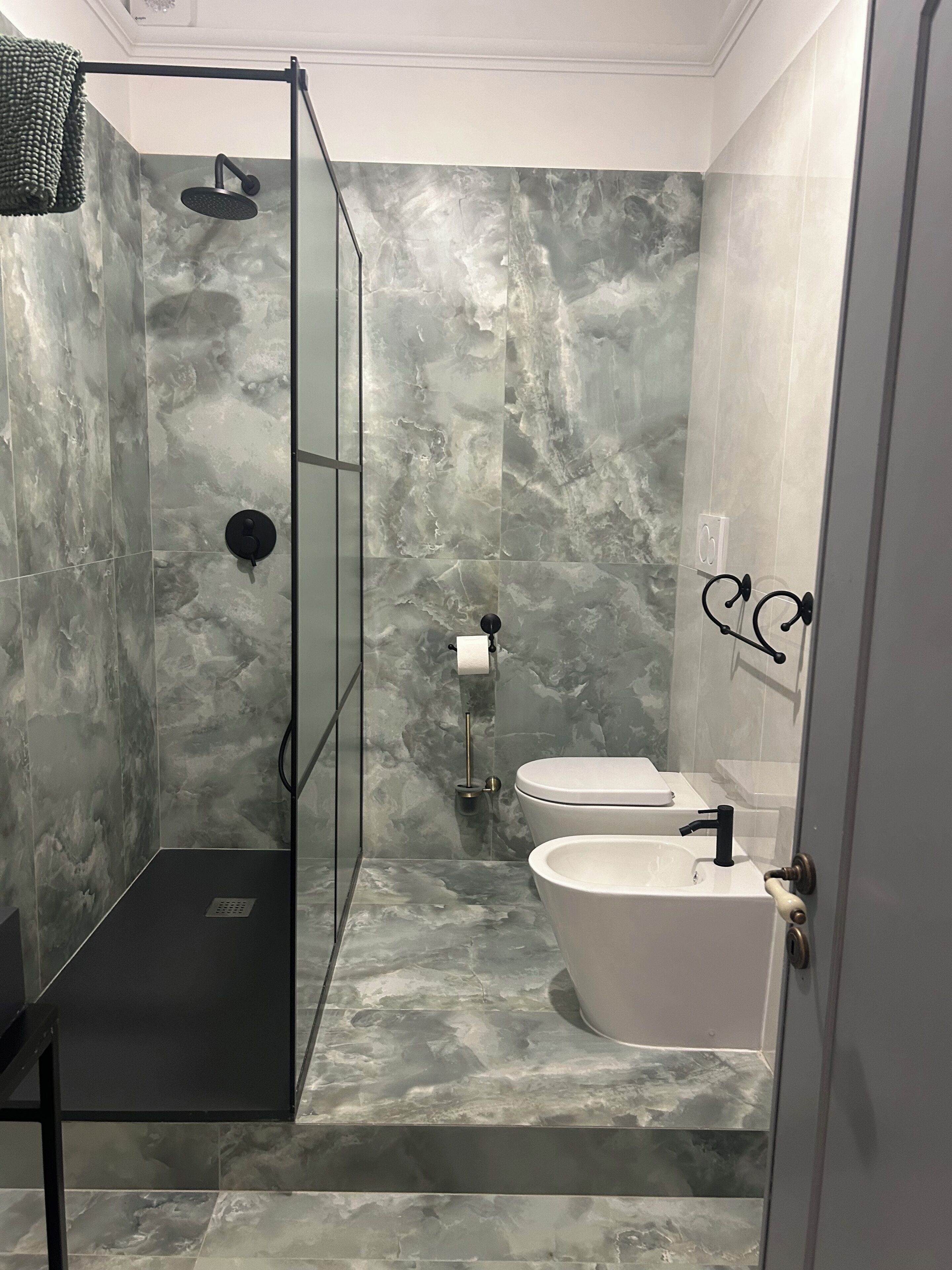 Douche, sèche-cheveux, bidet, serviettes fournies