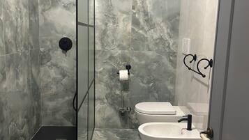 Douche, sèche-cheveux, bidet, serviettes fournies