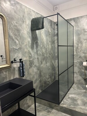 Dusche, Haartrockner, Bidet, Handtücher
