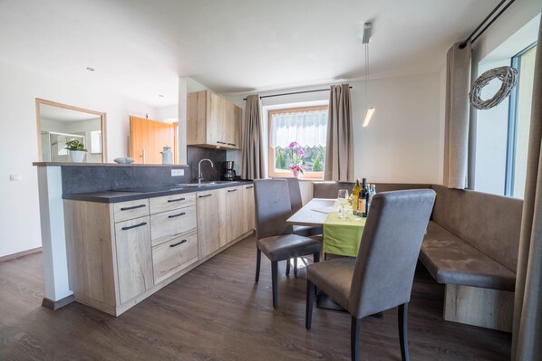 Fridge, oven, stovetop, dishwasher