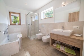 Bathtub, hair dryer, towels - Chalet "Gasserhof - B" with Mountain View, Garden & Wi-Fi (Mölten)