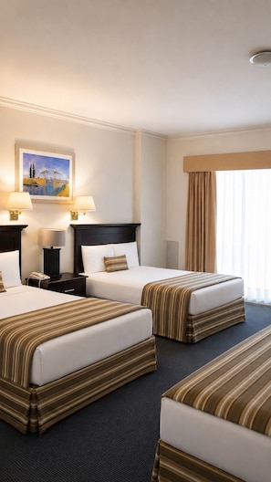 Une chambre d’hôtel avec deux lits, un tableau au mur et une fenêtre avec des rideaux.