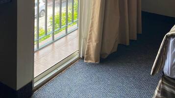 Habitación doble clásica, 1 habitación | Escritorio, cortinas blackout y tabla de planchar con plancha