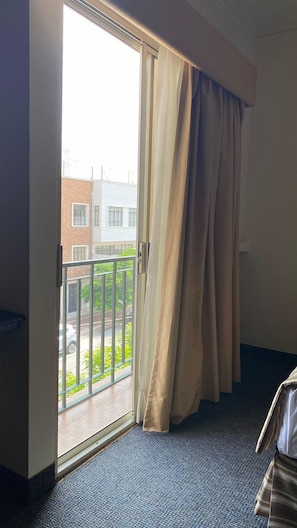 1 chambre, bureau, rideaux occultants, fer et planche à repasser