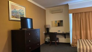 1 chambre, bureau, rideaux occultants, fer et planche à repasser