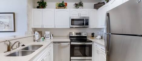 冷蔵庫、電子レンジ、オーブン、コンロ