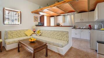 Televisio, takka, pöytätennispöytä, stereot