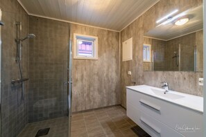 Dusj, oppvarmet badegulv og håndklær