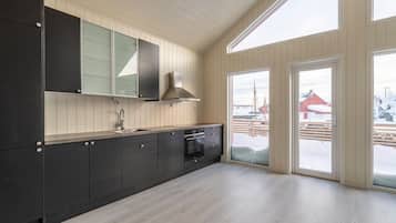 Full-sized fridge, microwave, oven, stovetop
