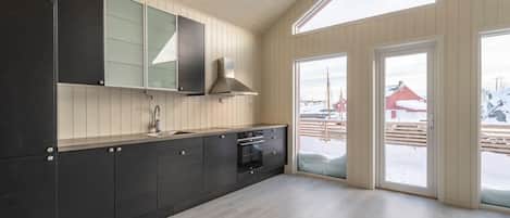 Full-sized fridge, microwave, oven, stovetop