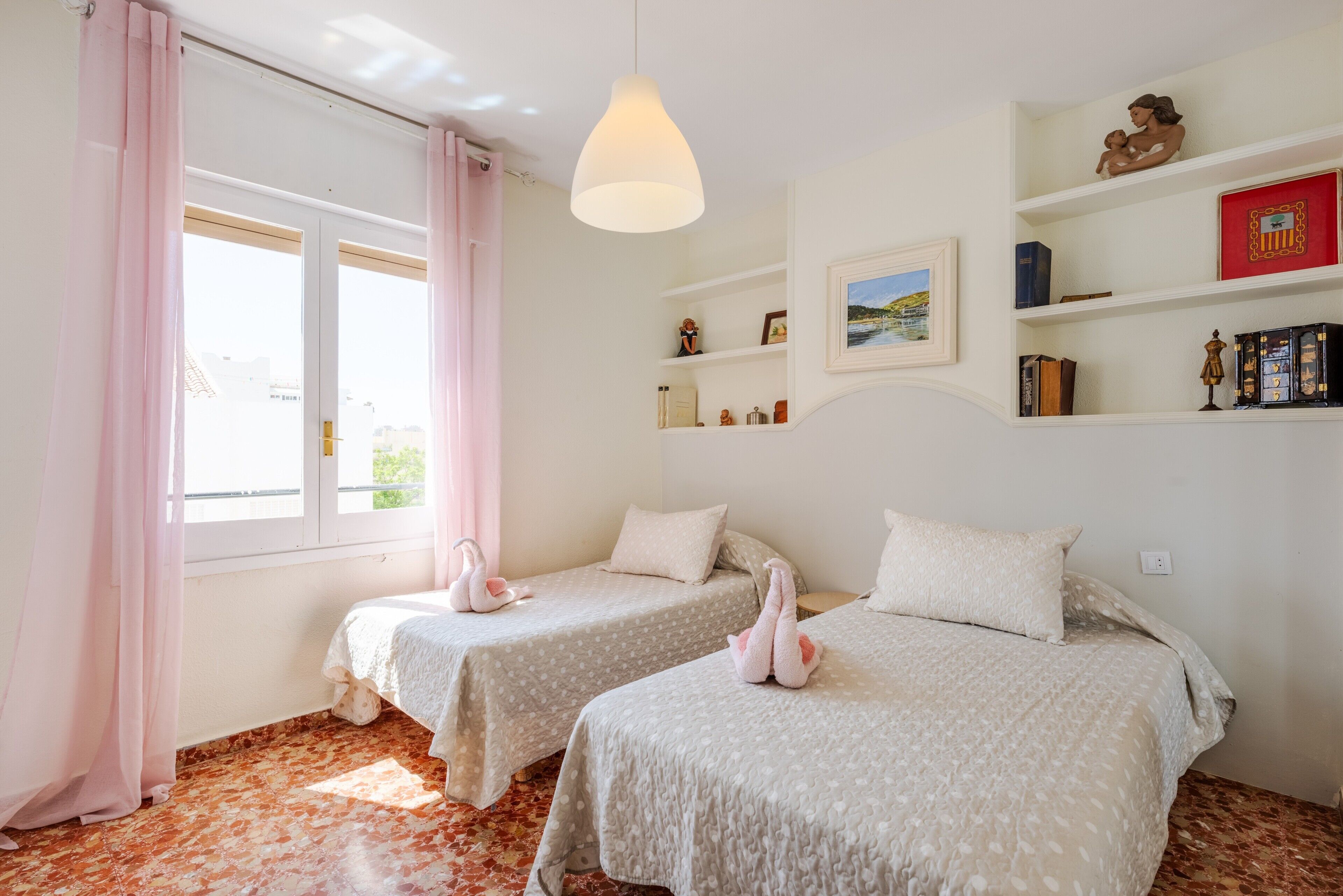 4 dormitorios, tabla de planchar con plancha, wifi gratis y ropa de cama