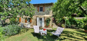A stone house with a garden patio, outdoor seating, and a variety of plants. - Stunning private villa with internet, A/C, hot tub, TV, pets allowed, panoramic view, close to Lucca (Petrognano)
