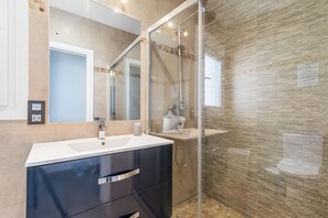 Shower, hair dryer, towels