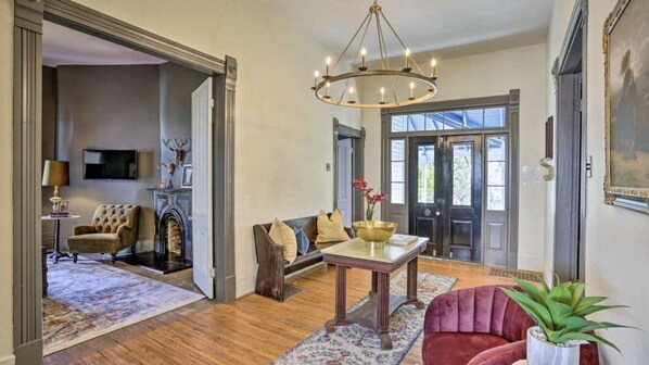 Smart TV, fireplace, books, music library