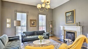 Älytelevisio, takka, kirjoja, musiikkikirjasto