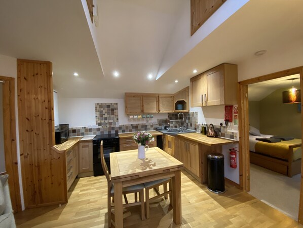 ثلاجة، ميكروويف، فرن، موقد طهي مسطح