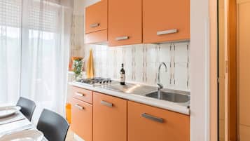 Kühlschrank, Herdplatte, Wasserkocher mit Kaffee-/Teezubehör