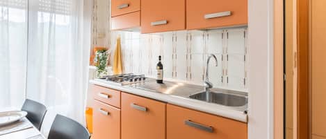 Fridge, stovetop, coffee/tea maker, electric kettle