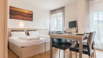 Tabla de planchar con plancha, wifi gratis y ropa de cama