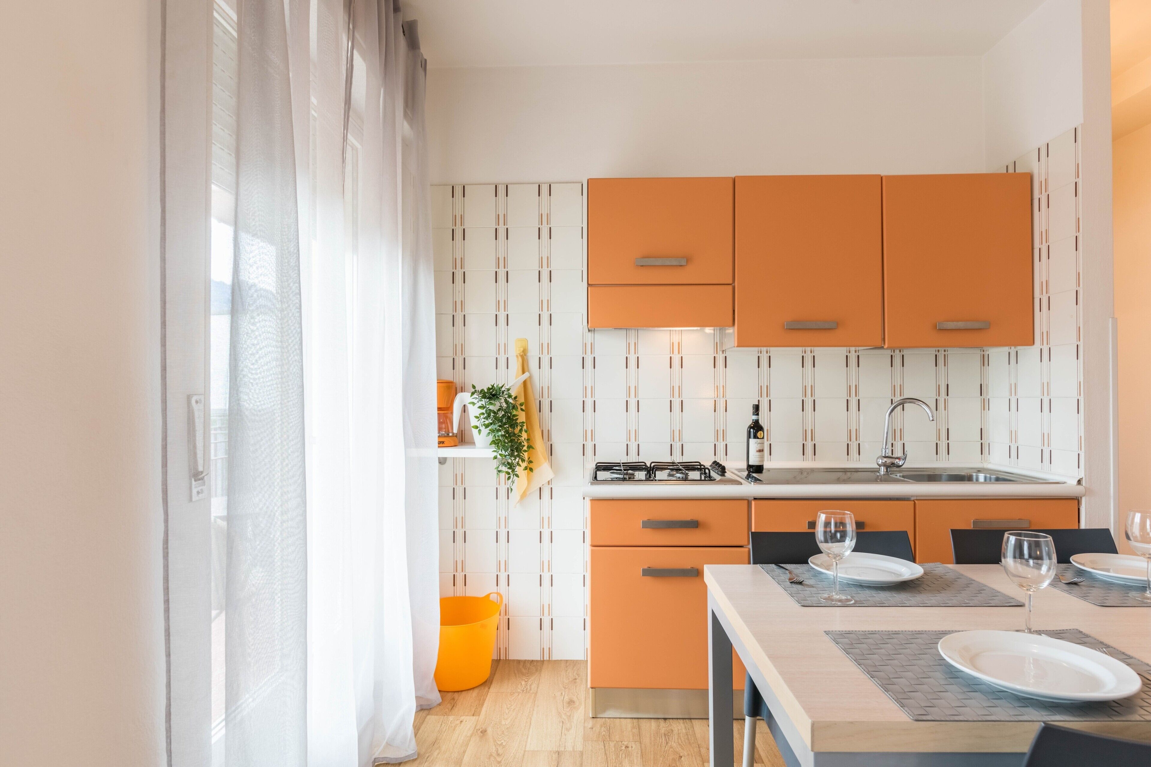 Kylskåp, spishäll, kaffe- och tebryggare och vattenkokare