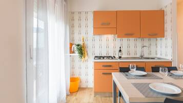 KylskÄp, spishÀll, kaffe- och tebryggare och vattenkokare