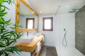 Shower, hair dryer, towels - Rural Home "Can Jaume" with Pool, Terrace, Mountain View & Wi-Fi (Manacor)