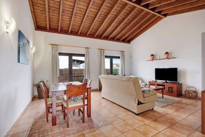 TV, stereo - Charming Villa "Susana" with Mountain View, Garden, Terrace & Pool (La Oliva)