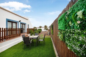 Outdoor dining - Charming Villa "Susana" with Mountain View, Garden, Terrace & Pool (La Oliva)