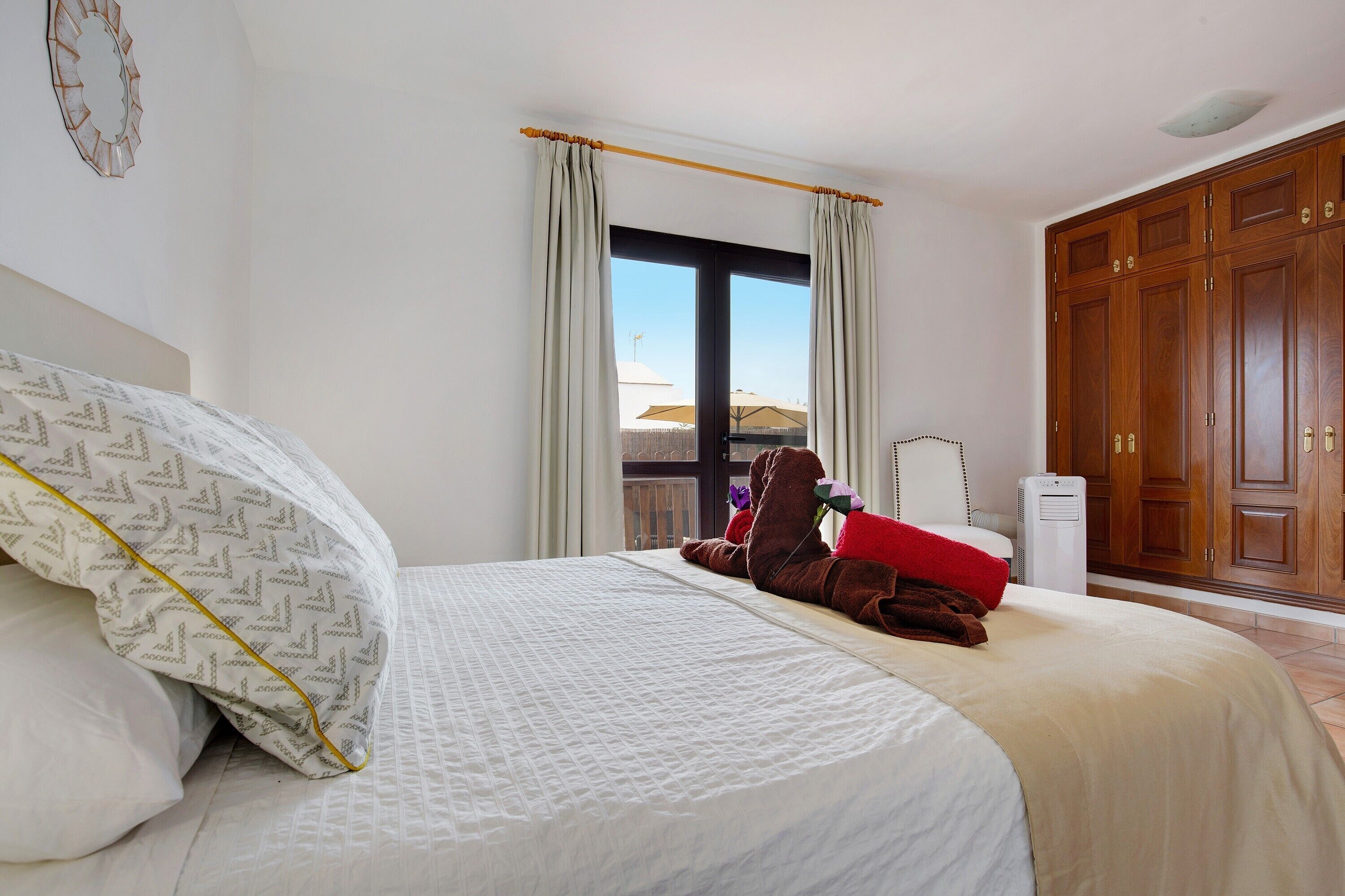 3 室のベッドルーム、アイロン / アイロン台、WiFi (無料)、ベッドシーツ